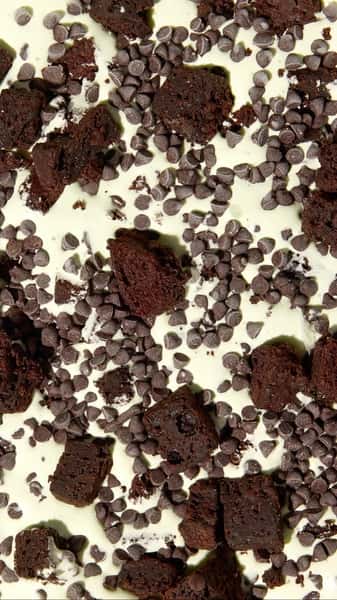 September’s scoop 🍃🍫

Mint Chocolate Chip Brownie — fresh mint ice cream, mini chocolate chips + chunks of our gluten-free brownies.

Cool, chocolatey, brownie-loaded. In shops now for a limited time.

#JOYMacarons #DallasIceCream #MintChocolateChip #DallasDesserts