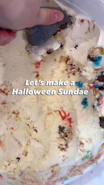Meet the ultimate Halloween sundae: our Bucket of Candy ice cream topped with a Frankenstein and a Mummy macaron.

Sweet, creamy, chocolatey, and just the right amount of creepy.

Fill your Halloween with JOY and come try this spooky sundae before it disappears!