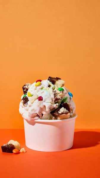 🍬 LAST CALL! Bucket O’ Candy is almost sold out!

Everything you love about Halloween candy, in one scoop. 🍦

Creamy vanilla ice cream loaded with chunks of our house-made Snickers and Twix, plus mini M&M’s for good measure.

This is your LAST WEEK to grab a scoop before it disappears! 👻

#joymacarons #dallasmacarons #dfwfoodie #dfwdesserts
