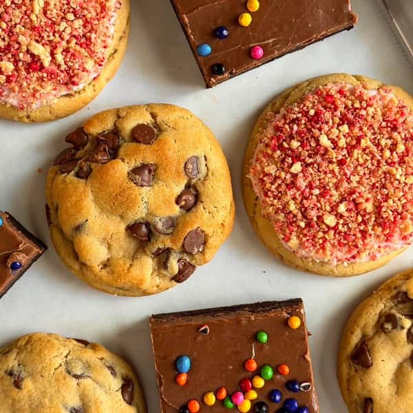 cookies of the week just dropped 🤠🍪
🍓 prairie princess — cheesecake-stuffed sugar cookie topped with strawberry glaze & coated in strawberry crumble
🍫 double jeopardy — milk chocolate chip cookie with a milk chocolate bottom
🌈 cosmic cowboy — fudgy brownie cookie with chocolate frosting & rainbow sprinkles
which one are you grabbing first? 🤎
#dessertlovers #cookies #desserts #cookiesofinstagram #katytx