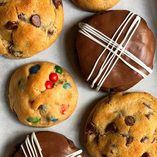 cookies of the week just dropped 🤠🍪
🍫 double jeopardy — milk chocolate chip cookie with a milk chocolate bottom.
🍪 the hopper (mini) — a thick browned butter cookie filled (like REALLY filled) with both mini and regular-sized M&Ms.
🍫 darkhorse — chocolate cookie filled with marshmallow fluff and topped with chocolate glaze and a white chocolate drizzle.
don’t overthink it.. just get all three. 👀
#cookies #cookiesofig #dessert #dessertlover #katytx