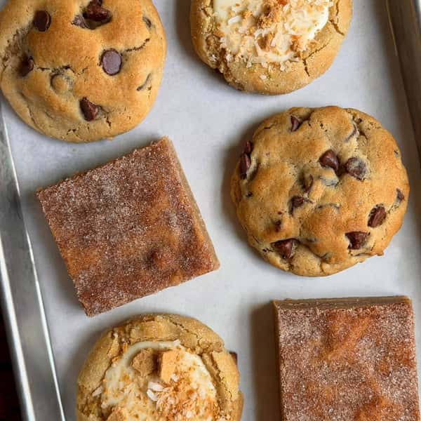 cookies of the week just dropped 🤠🍪
🤎 the dolly — chewy churro blondie swirled with cinnamon sugar & finished with a crackly cinnamon-sugar topping
🥥 key west coconut — coconut lime cookie rolled in lime zest sugar, baked on a graham cracker & finished with key lime fudge and graham coconut crumble
🍫 double jeopardy — milk chocolate chip cookie with a milk chocolate bottom
which one are y’all grabbing first? 🍪
#cookiesofinstagram #cowboycoast #cookies #DessertLovers #dessertgram
