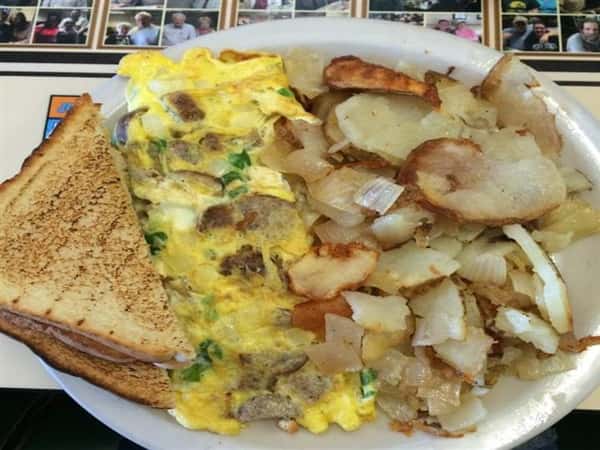 fresh omelete with spinach and mushrooms and a side of taost an homefries