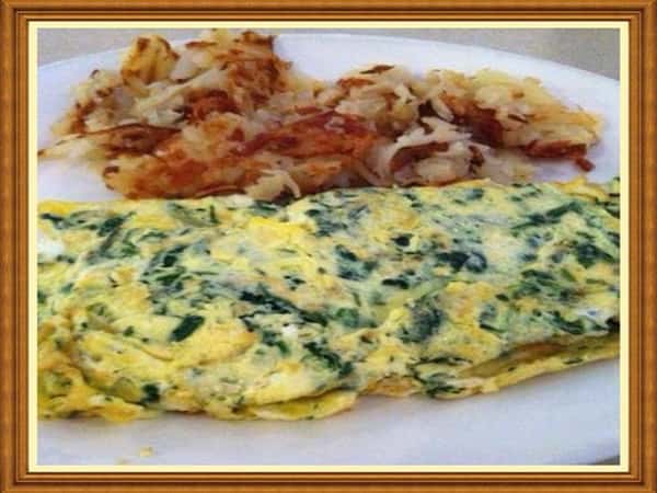 Egg omelette with spinach and a side of hashbrowns