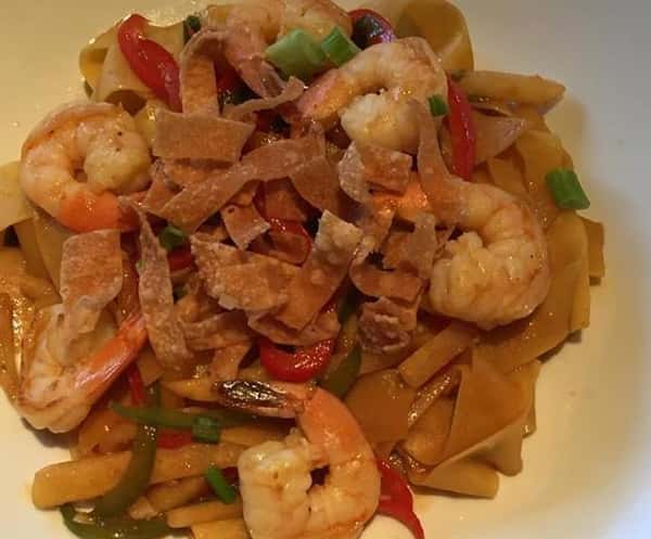 fried noodles with papardelle noodles, shrimp, and red and green peppers