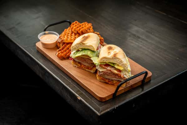 the hoyt on top of a wooden plate on a table