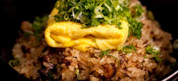 rice topped with egg and seaweed