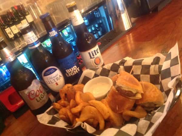 hamburger sliders with fries a four bottles of beer