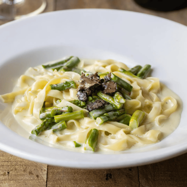 Fettuccine con Tartufo Bianco e Asparagi