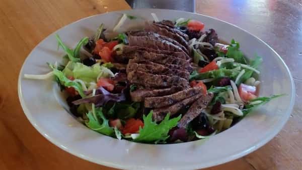 salad with tomatoes and steak slices