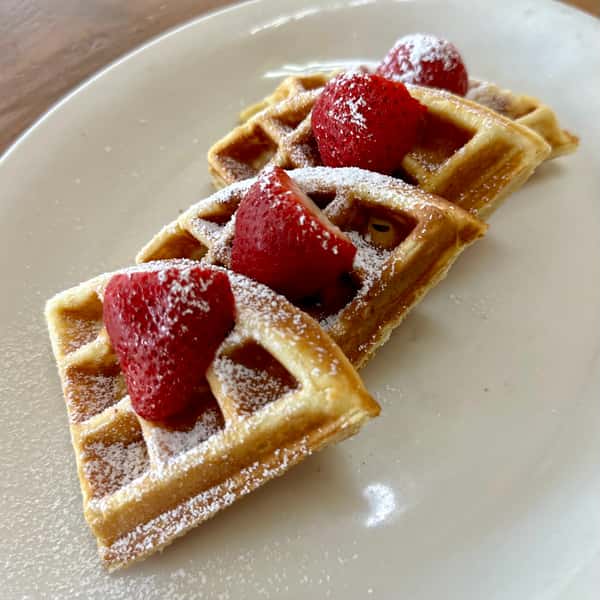 WAFFLE WITH STRAWBERRIES