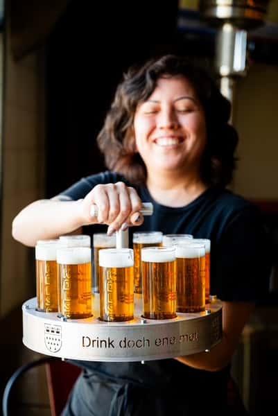 Server with Kölsch tray