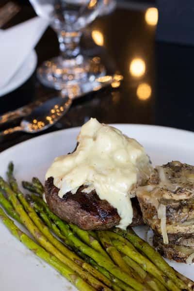 filet mignon with crab meat and hollandaise