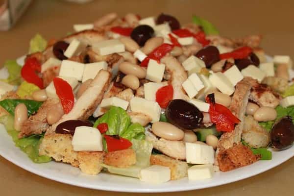 Salad with crutons and olives