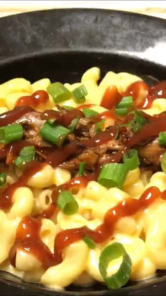mac and cheese with barbecue sauce on top and chives