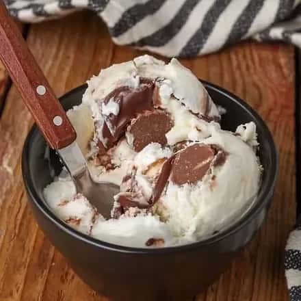 Ice-cream bowl with chocolate