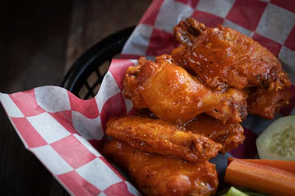 Buffalo wings with carrots