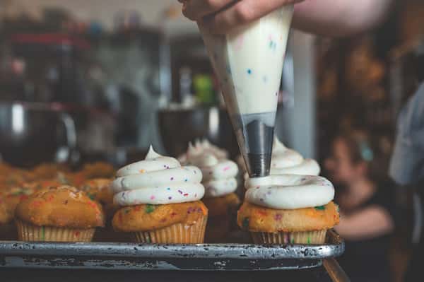 frosting cupcakes