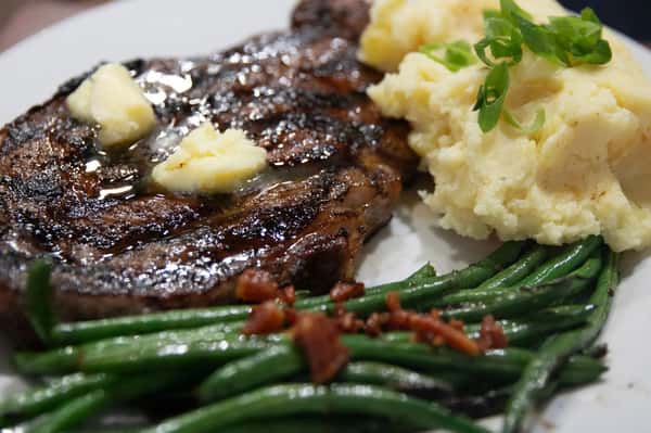 Steak with mashed potatoes and green beans
