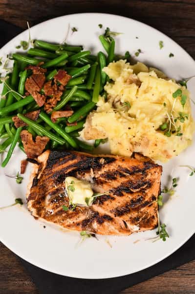 Salmon with mashed potatoes and green beans