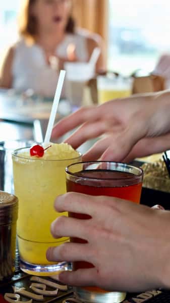Cheers to good friends, great orange crushes, and making memories at Mulligan’s🧡🍊