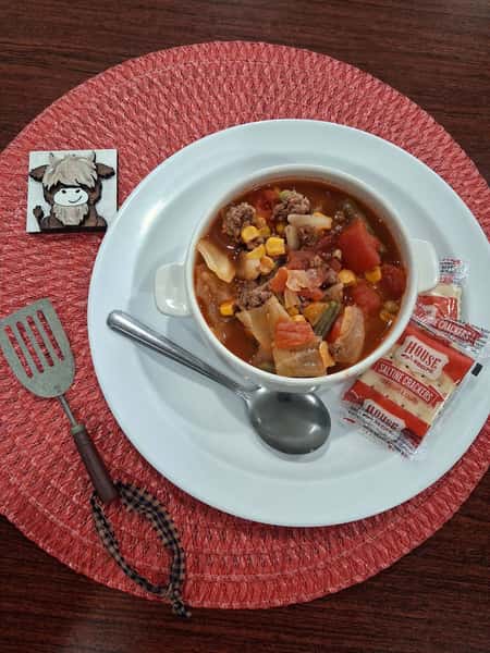 Vegetable beef soup with crackers