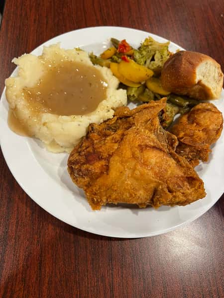 Fried chicken with mashed potatoes, gravy and vegetables