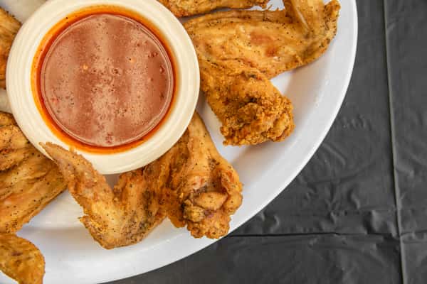 Chicken wings with dipping sauce