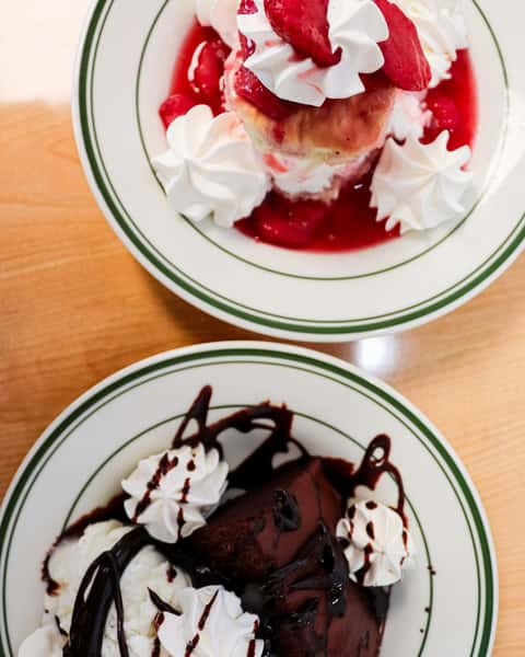 Strawberry 🍓 or chocolate 🍫

What are you choosing?

Either way, it’s a good way to end the week.

#StarliteDiner #FlintMichigan #StarliteSince1966