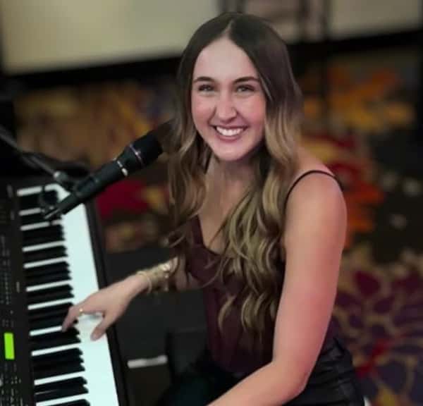 Avalon (Piano Girl)
