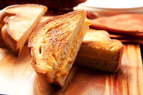 grilled cheese on cutting board_68788408