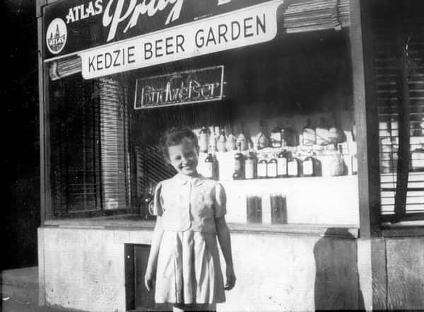 Clara as a child in front of her parents' tavern