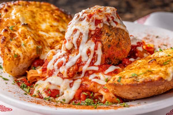 Lunch Fettuccini & Meatball