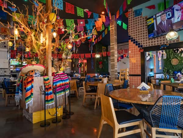 Step into the heart of Mexico right here in Roswell 🌵🎉 — where every color tells a story, every bite feels like home, and every night turns into a fiesta 🇲🇽💃
#ITaqueroMucho #MexicanVibes #RoswellEats #VivaMexico #TacoLovers #AuthenticFlavor