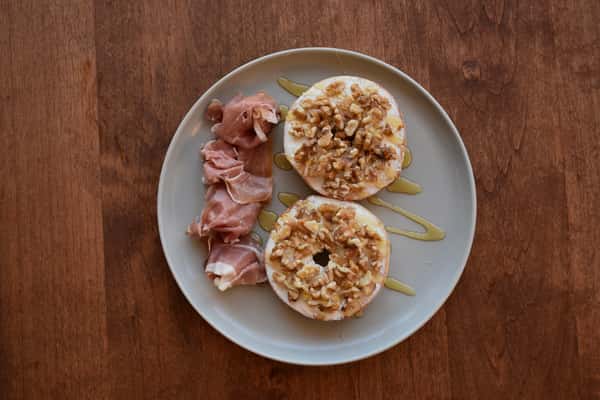 Goat Cheese Bagel 