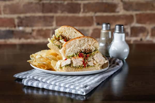 Baked chicken, pesto, balsamic vinaigrette, and sundried tomatoes...now that is pure bliss. Yum!
#pollopesto