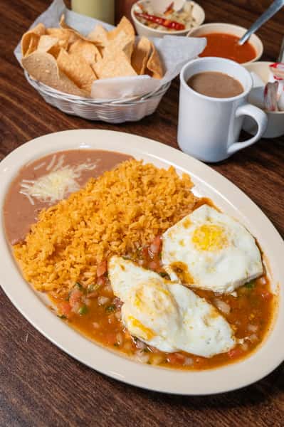 Huevos En Salsa De Chorizo