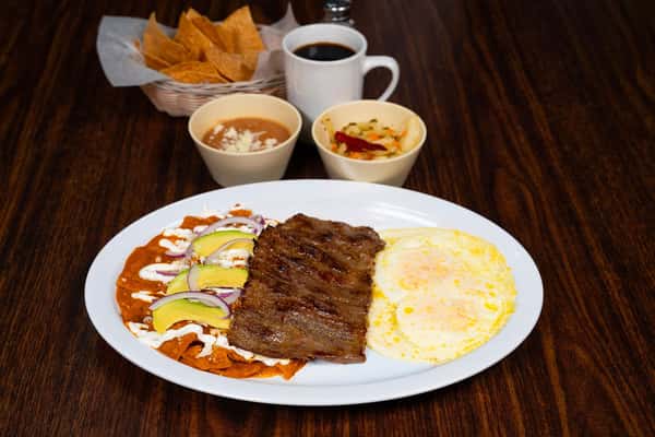 Chilaquiles Con Carne Asada y Huevo