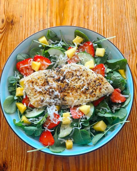 Seasoned fish and salad