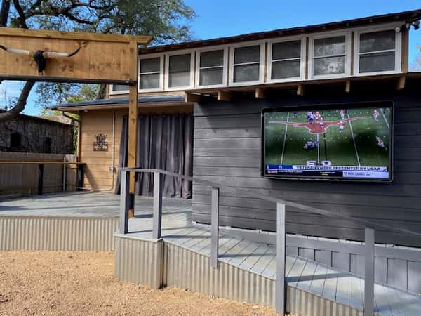 Willy's Backyard - stage and big screen TV
