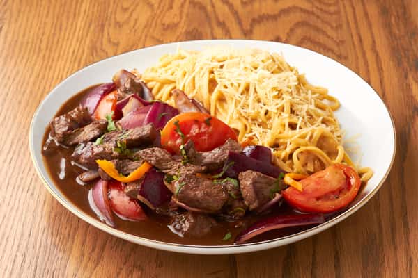 Linguine a La Huancaina Con Lomo Saltado