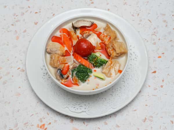 V6. Tom Kha