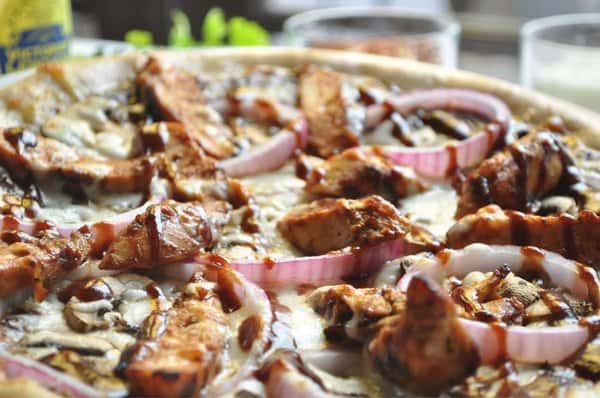 VEGAN BBQ CHICKEN PIZZA