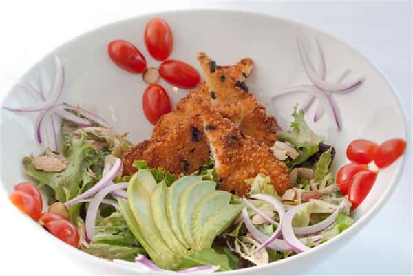 Salad consisting of evenly sliced lemons, lettuce, pecans, and sliced onions