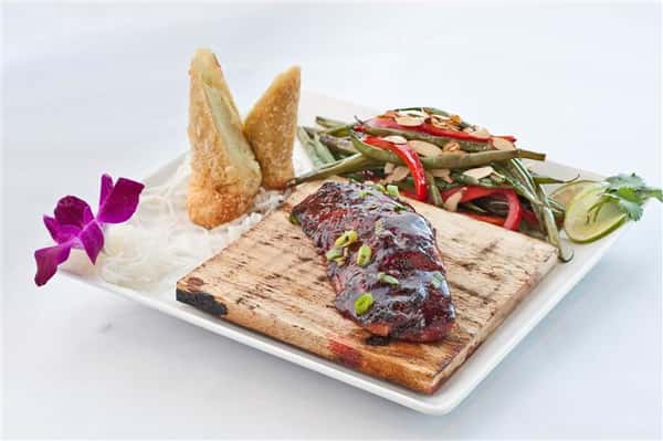 Beef glazed with chef specialty sauce served along with string beans and tempura