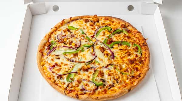 Freshly baked chicken pizza with peppers, onions and melted cheese in an open pizza box.