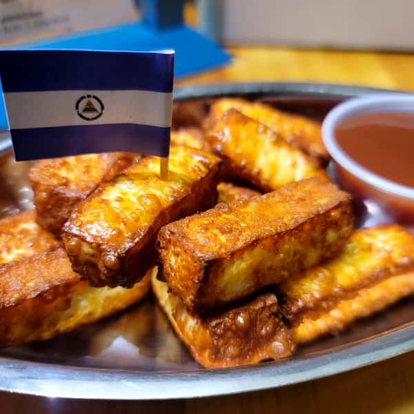 Queso Frito Bites con Guava Sauce