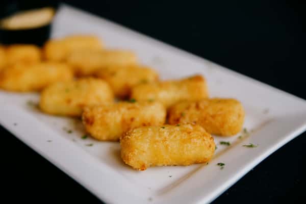 Creamy pepper jack mac & cheese nuggets, battered
and fried, served with chipotle aioli.