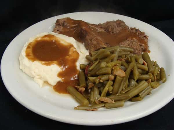steak, mashed potatoes and green beans