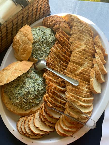 spinach dip with bread/crackers